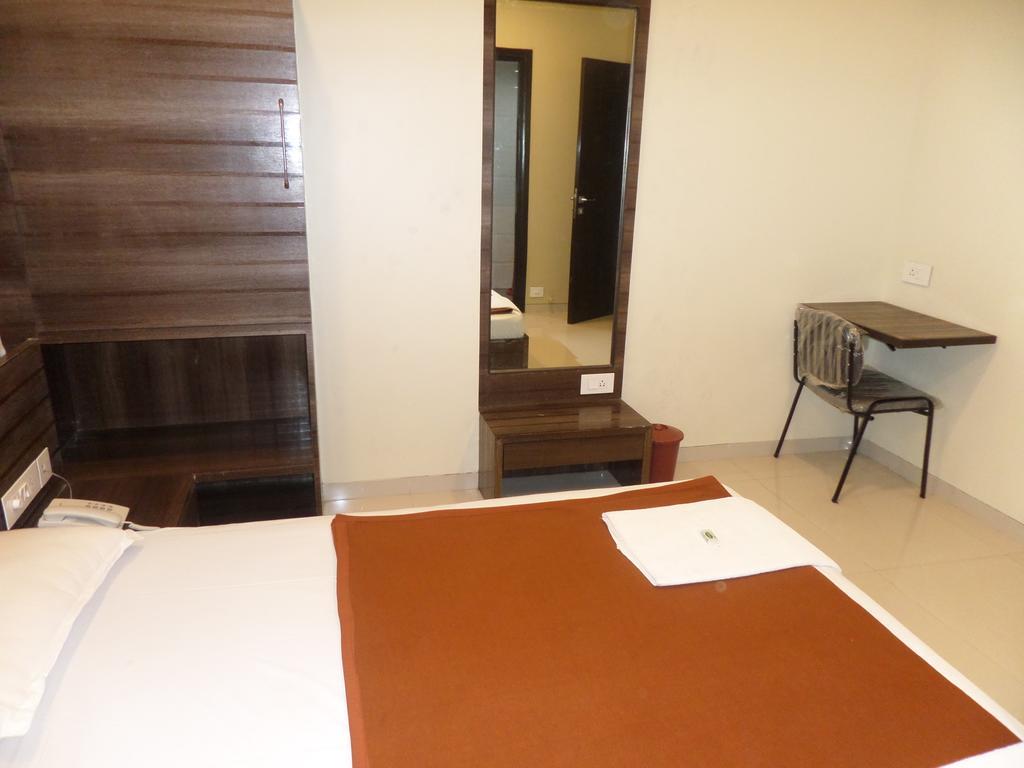 Отель Sai Heera Residency Ширди Номер фото