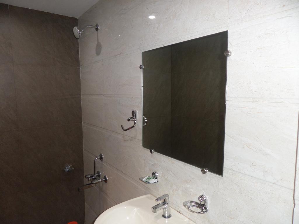 Отель Sai Heera Residency Ширди Экстерьер фото