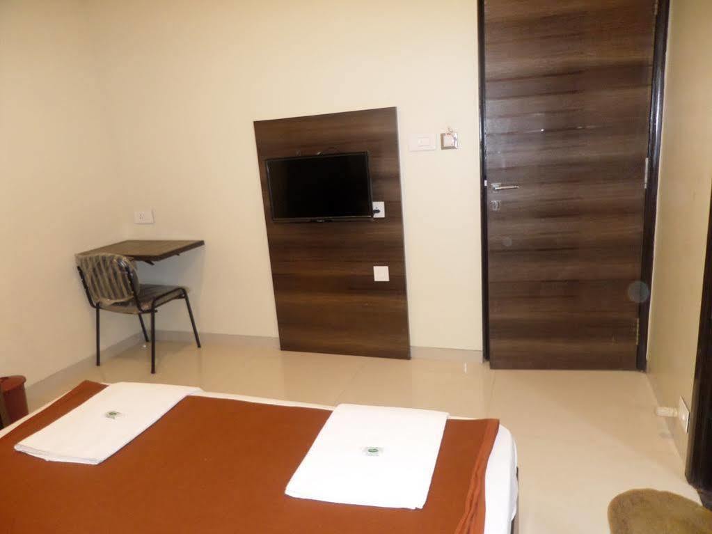 Отель Sai Heera Residency Ширди Экстерьер фото